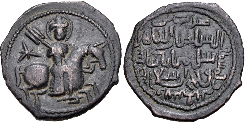 Pastki yalangoch ayolning fotosurati